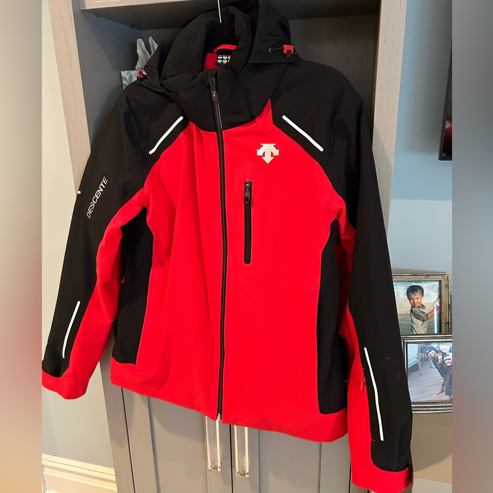 Descente Black and Red Performance Mens Ski Jacket - Picture 2 of 7
